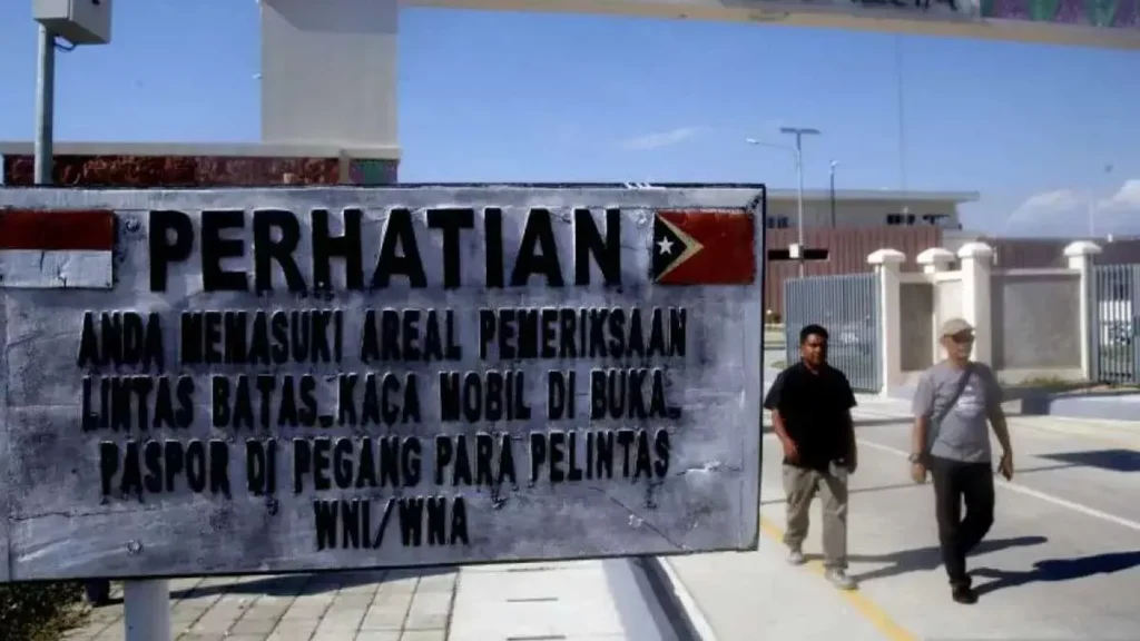 Photo of the atmosphere of the highway and the view from Kupang to the Timor Leste border