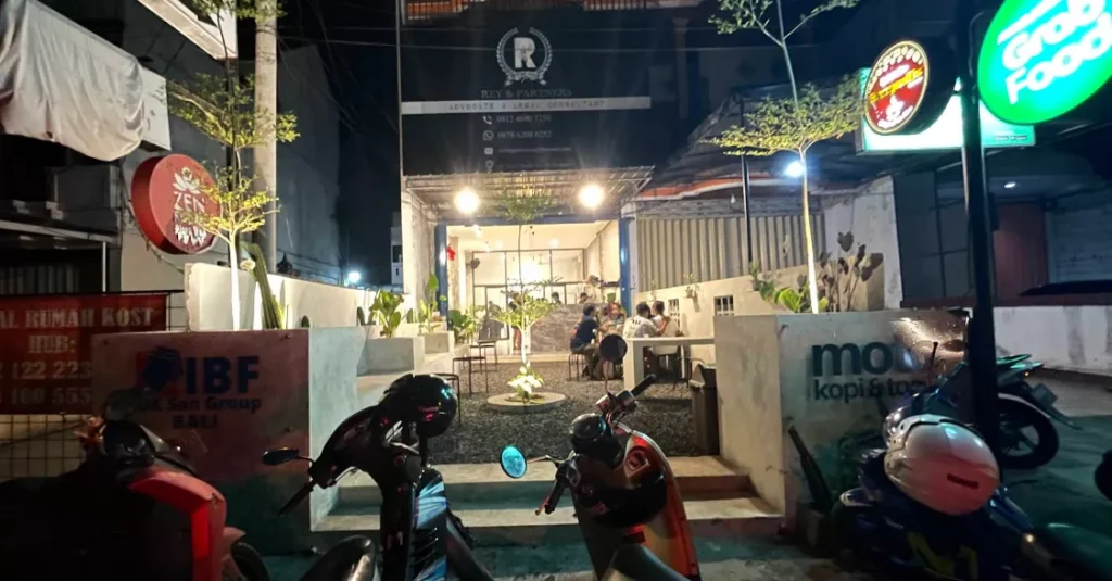 7 Best 24-Hour Coffee Shops in Denpasar (WiFi, Late-Night Work & Budget-Friendly Picks) 42 Photo of the evening atmosphere at the Moto Kopi & Toast coffee shop (Hey Bali/ IST)