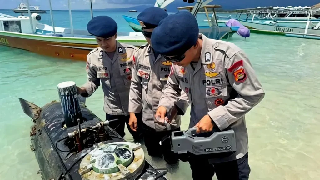 Police secured a foreign object resembling a torpedo in the waters off Gili Trawangan, North Lombok, West Nusa Tenggara (NTB), on Monday (April 6, 2026). (Photo: NTB Regional Police Doc.)