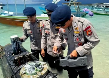 Police secured a foreign object resembling a torpedo in the waters off Gili Trawangan, North Lombok, West Nusa Tenggara (NTB), on Monday (April 6, 2026). (Photo: NTB Regional Police Doc.)