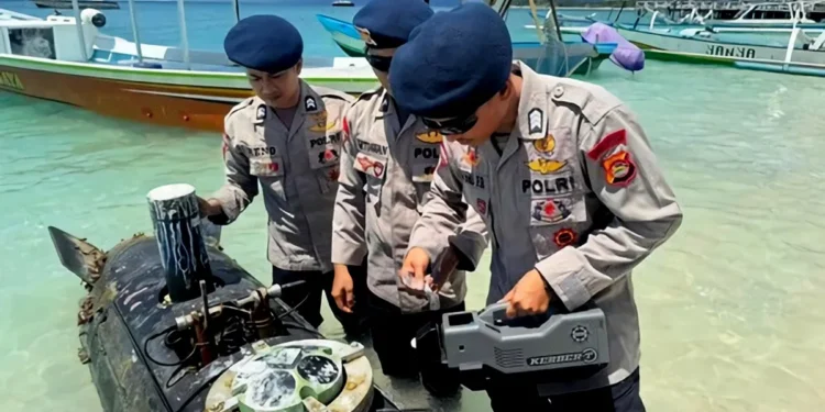 Police secured a foreign object resembling a torpedo in the waters off Gili Trawangan, North Lombok, West Nusa Tenggara (NTB), on Monday (April 6, 2026). (Photo: NTB Regional Police Doc.)