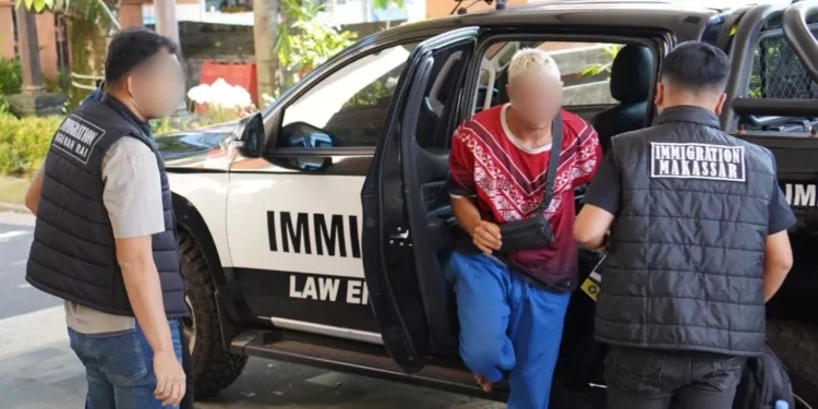 A Belgian tourist was deported after carrying out a daring act of jumping off a cliff using a rental motorbike in Bali (Heybali)