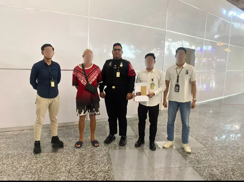 A Belgian tourist was deported after carrying out a daring act of jumping off a cliff using a rental motorbike in Bali (Heybali)