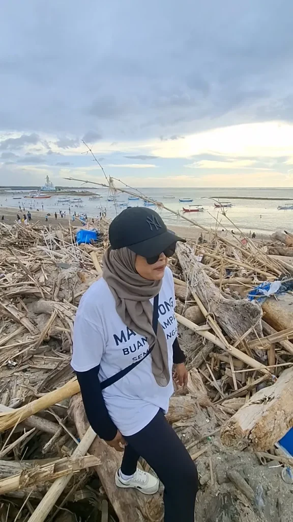 Bali’s Organic Waste Ban Backfires: Trash Burning Rises, Rivers Fill With 7 Tons of Daily Waste 39
Hey Bali's reportage photo at German Beach, Kuta, about the pile of rubbish that has reached 5 meters (Hey Bali)