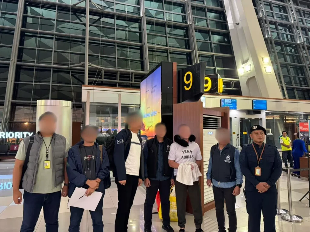 Interpol Fugitive Arrested in Bali and Deported: What It Signals for Security on the Island 2 Photo Indonesian immigration authorities have deported a British national identified as SL, 45, who was listed on an Interpol Red Notice and suspected of leading an international criminal network, in a case that underscores Bali’s increasingly strict border surveillance. (Hey Bali)