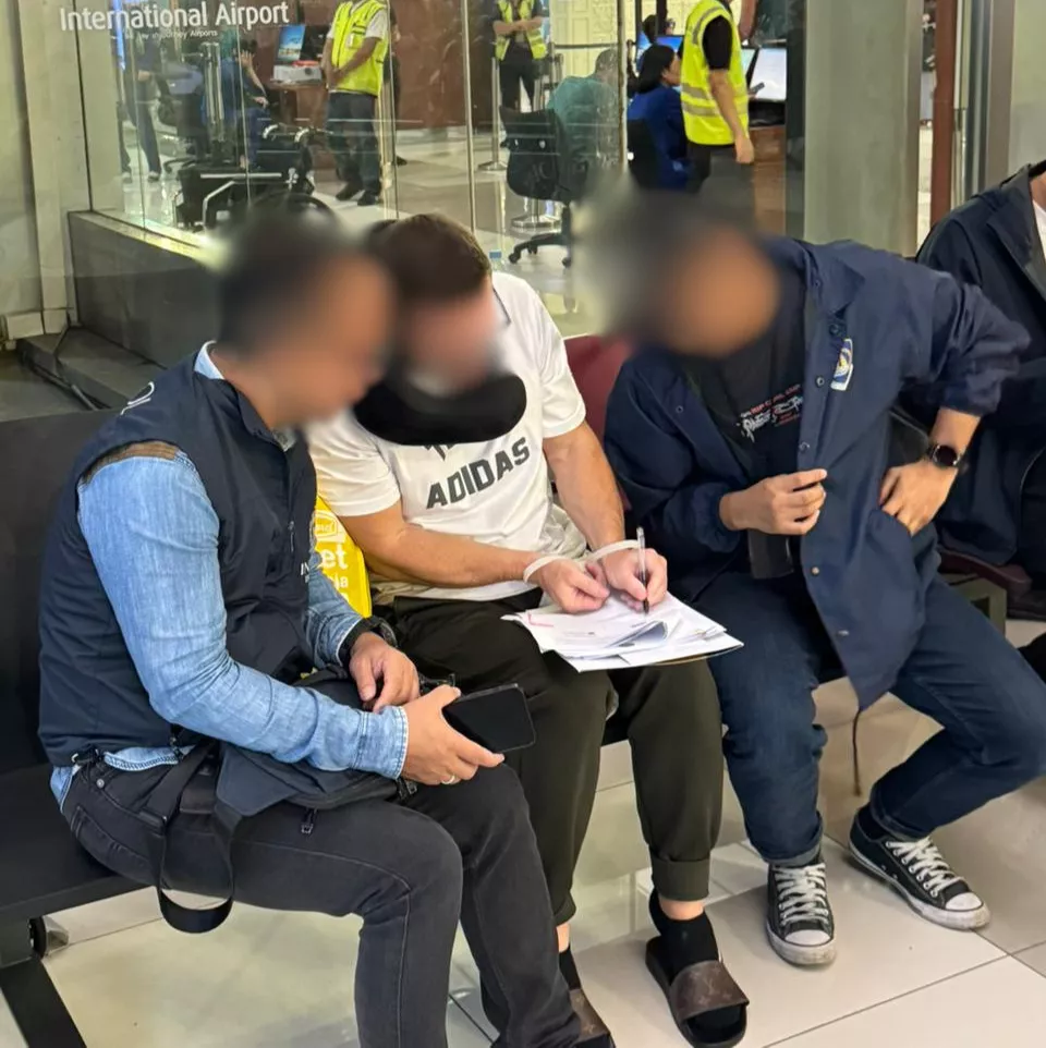 Interpol Fugitive Arrested in Bali and Deported: What It Signals for Security on the Island 38
Photo of Interpol fugitive when deported by Immigration at Bali International Airport (Hey Bali)