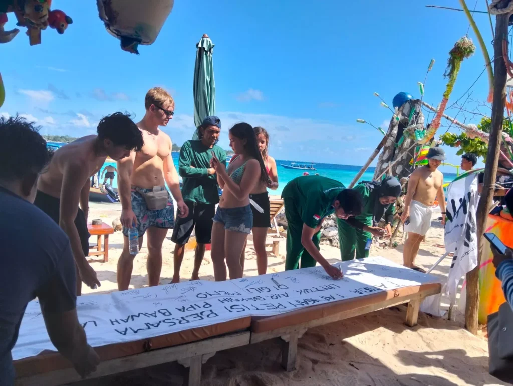 Three Years Without Clean Water. On Gili Meno, Residents Finally Took Their Protest Into the Sea. 39 Protests by residents on Gili Meno have attracted the attention of tourists (Poskotantb)