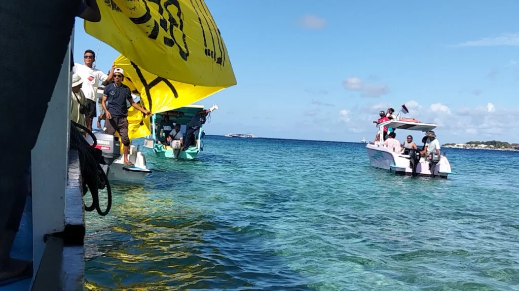 Three Years Without Clean Water. On Gili Meno, Residents Finally Took Their Protest Into the Sea. 40 Three Years Without Clean Water. On Gili Meno, Residents Unfurl a Protest Banner in the Middle of the Sea.