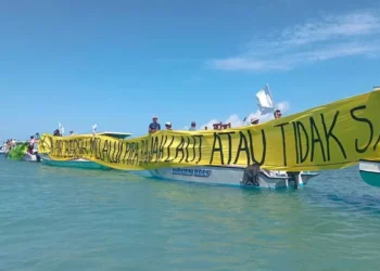 Three Years Without Clean Water. On Gili Meno, Residents Finally Took Their Protest Into the Sea. 42 Residents of Gili Meno, North Lombok, along with Walhi-NTB, Meno Lestari, and Wanapala NTB, members of the United Meno Alliance, held a demonstration unfurling a yellow banner in the middle of the sea on Thursday (May 21, 2026). They demanded the basic right to clean water on Gili Meno.