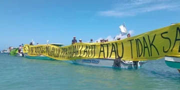 Three Years Without Clean Water. On Gili Meno, Residents Finally Took Their Protest Into the Sea. 4 Residents of Gili Meno, North Lombok, along with Walhi-NTB, Meno Lestari, and Wanapala NTB, members of the United Meno Alliance, held a demonstration unfurling a yellow banner in the middle of the sea on Thursday (May 21, 2026). They demanded the basic right to clean water on Gili Meno.