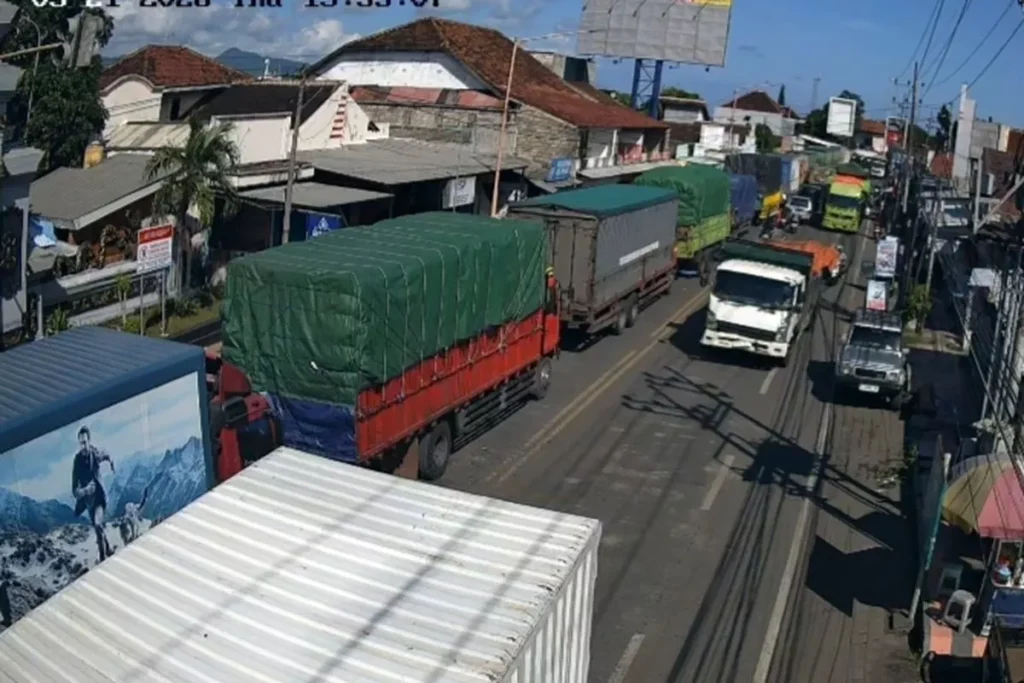 Rough Seas Trigger Six-Kilometer Ferry Queue at Bali’s Gilimanuk Crossing 1 CCTV footage of Ketapang Port, Banyuwangi. (KOMPAS.COM/Banyuwangi Regency Government CCTV Documentation)