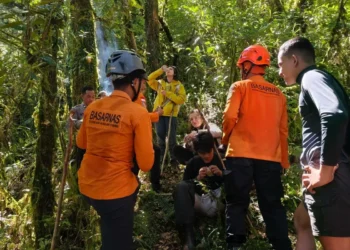 Basarnas evacuates climbers lost on Mount Batukaru in Tabanan Regency, Bali, Friday (May 29, 2026). (Basarnas Bali.)