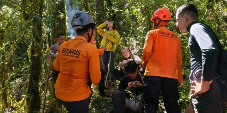 Basarnas evacuates climbers lost on Mount Batukaru in Tabanan Regency, Bali, Friday (May 29, 2026). (Basarnas Bali.)