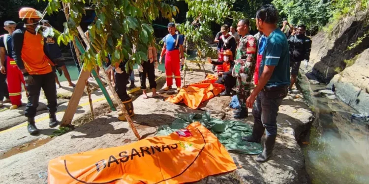 Photo of the evacuation process of two tourists from Austria in Cunca Wulang, Labuan Bajo.