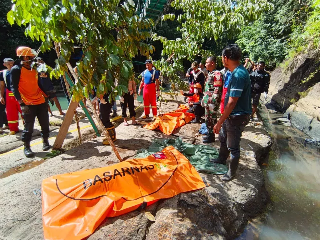 A Holiday in Paradise, a Bridge That Was Already Dead: What Labuan Bajo's Tragedy Reveal 40
Photo of the evacuation process of two tourists from Austria in Cunca Wulang, Labuan Bajo.