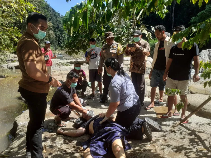 A Holiday in Paradise, a Bridge That Was Already Dead: What Labuan Bajo's Tragedy Reveal 41
Photo of the medical staff's actions while trying to help an Austrian tourist who died in Cunca Wulang, Labuan Bajo (IST)