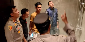 The identification process for the body of a German national found in the Sanur area of ​​Denpasar. (Photo: Denpasar Police)