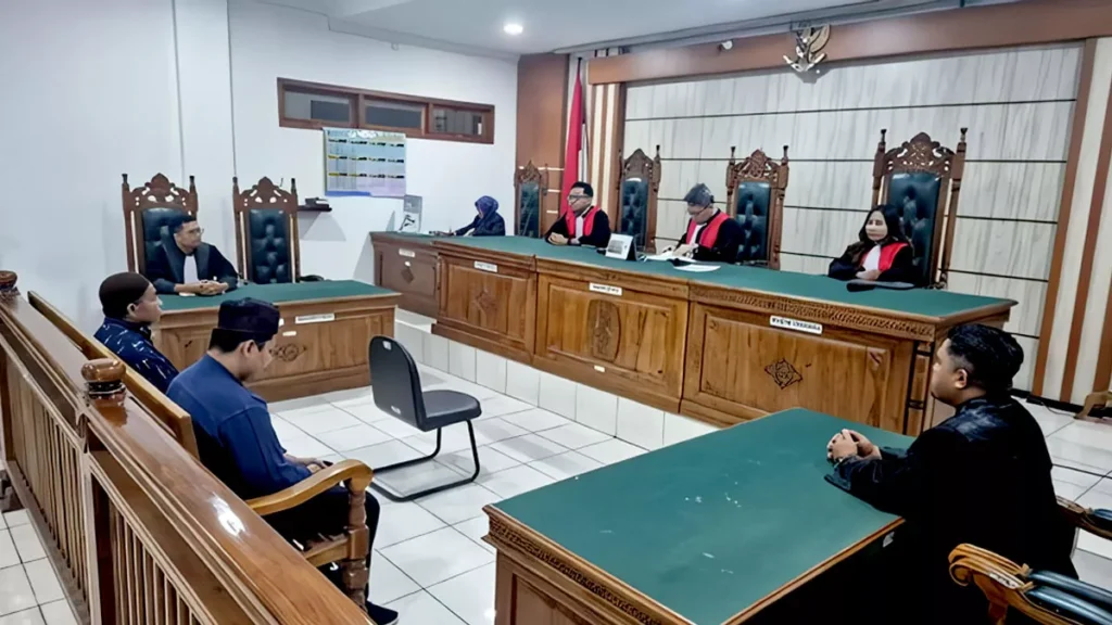 Captain Sentenced to 3.5 Years Over Sinking That Killed Valencia Coach and Three Children 38
Photo of the trial verdict against the suspects involved in the sinking of the Putri Sakinah ferry in Labuan Bajo, Komodo. (Hey Bali)