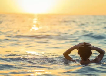 Illustration of a man staring blankly and resignedly in the middle of the sea (Hey Bali)