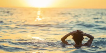 Illustration of a man staring blankly and resignedly in the middle of the sea (Hey Bali)