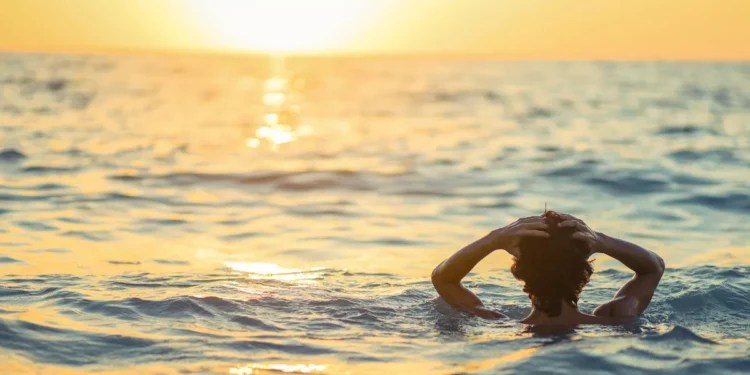 Illustration of a man staring blankly and resignedly in the middle of the sea (Hey Bali)