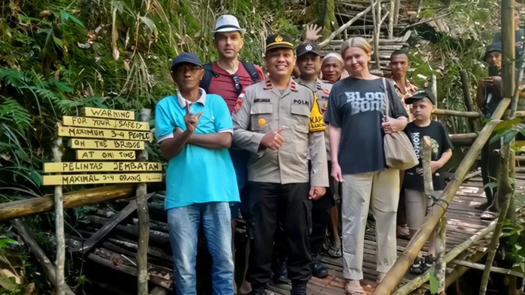 After Austrian Tourists Die in Rope Bridge Collapse, Police Launch Safety Inspections Across Labuan Bajo 38 Photo: Sano Nggoang Police Chief, First Inspector Risbel Pandiangan, and the management inspect the adequacy of supporting facilities at the Thousand Waterfalls tourist destination in Kampung Langgo, Wae Lolos Village, West Manggarai, East Nusa Tenggara, Friday afternoon (May 29, 2026). (Doc. West Manggarai Police)