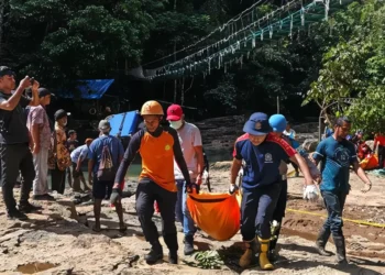 'The Bridge Collapsed in Seconds': Tour Guide Recalls Moment Two Austrian Tourists Fell to Their Deaths in Labuan Bajo 41 A joint search and rescue team recovered the bodies of two foreign tourists who fell from the Cunca Wulang Waterfall suspension bridge in West Manggarai, East Nusa Tenggara, Sunday (May 24, 2026). (Photo: Maumere Basarnas Doc.)
