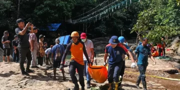 'The Bridge Collapsed in Seconds': Tour Guide Recalls Moment Two Austrian Tourists Fell to Their Deaths in Labuan Bajo 2 A joint search and rescue team recovered the bodies of two foreign tourists who fell from the Cunca Wulang Waterfall suspension bridge in West Manggarai, East Nusa Tenggara, Sunday (May 24, 2026). (Photo: Maumere Basarnas Doc.)