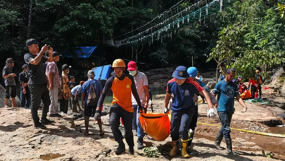 Broken Planks, a 20-Meter Drop, and Two Austrian Tourists Dead in Labuan Bajo 38 A joint search and rescue team recovered the bodies of two foreign tourists who fell from the Cunca Wulang Waterfall suspension bridge in West Manggarai, East Nusa Tenggara, Sunday (May 24, 2026). (Photo: Maumere Basarnas Doc.)