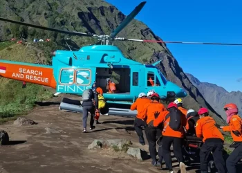 Malaysian Tourist Airlifted to Bali After Spinal Injury on Mount Rinjani 39 Photo: The Mataram Search and Rescue (SAR) team evacuated a Malaysian tourist who fell on Mount Rinjani onto a helicopter and then flown him to Bali, Tuesday morning (May 26, 2026). (Doc. Mataram SAR)