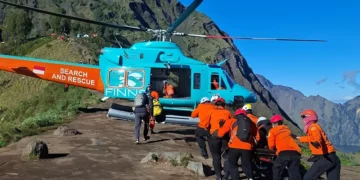 Malaysian Tourist Airlifted to Bali After Spinal Injury on Mount Rinjani 2 Photo: The Mataram Search and Rescue (SAR) team evacuated a Malaysian tourist who fell on Mount Rinjani onto a helicopter and then flown him to Bali, Tuesday morning (May 26, 2026). (Doc. Mataram SAR)