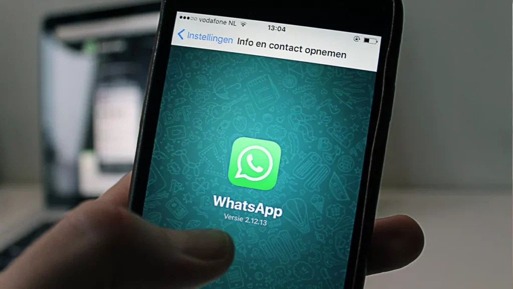 Photo of a person opening the WhatsApp application (Hey Bali)
