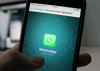 Photo of a person opening the WhatsApp application (Hey Bali)