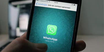 Photo of a person opening the WhatsApp application (Hey Bali)