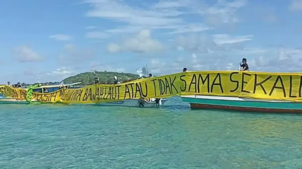Three Years Without Clean Water. On Gili Meno, Residents Finally Took Their Protest Into the Sea. 38 Three Years Without Clean Water. On Gili Meno, Residents Unfurl a Protest Banner in the Middle of the Sea.