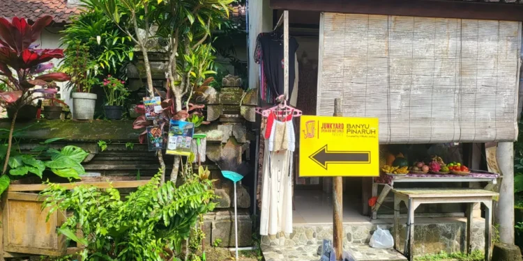 The Plastic Jellyfish of Gang Bintang: How Eight Artists in Ubud Are Trying to Save Your Dinner
