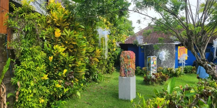 The Plastic Jellyfish of Gang Bintang: How Eight Artists in Ubud Are Trying to Save Your Dinner