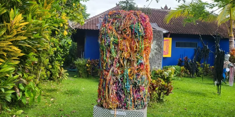The Plastic Jellyfish of Gang Bintang: How Eight Artists in Ubud Are Trying to Save Your Dinner