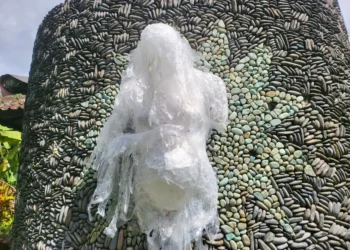 The Plastic Jellyfish of Gang Bintang: How Eight Artists in Ubud Are Trying to Save Your Dinner