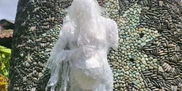 The Plastic Jellyfish of Gang Bintang: How Eight Artists in Ubud Are Trying to Save Your Dinner