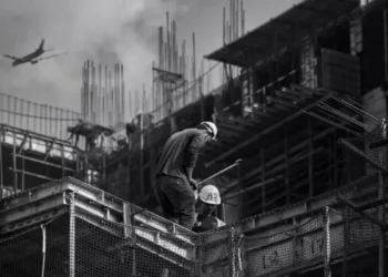 Will Bali's Bank Tellers and Ticket Clerks Survive? 10 Jobs Facing Extinction by 2030 44 Photo of construction workers (Pexels)