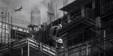 Will Bali's Bank Tellers and Ticket Clerks Survive? 10 Jobs Facing Extinction by 2030 5 Photo of construction workers (Pexels)