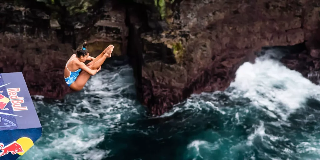 27 Meters Above the Indian Ocean, They Jumped. Red Bull Cliff Diving Finally Arrives in Bali. 3 Red Bull Cliff Diving Finally Arrives in Bali.