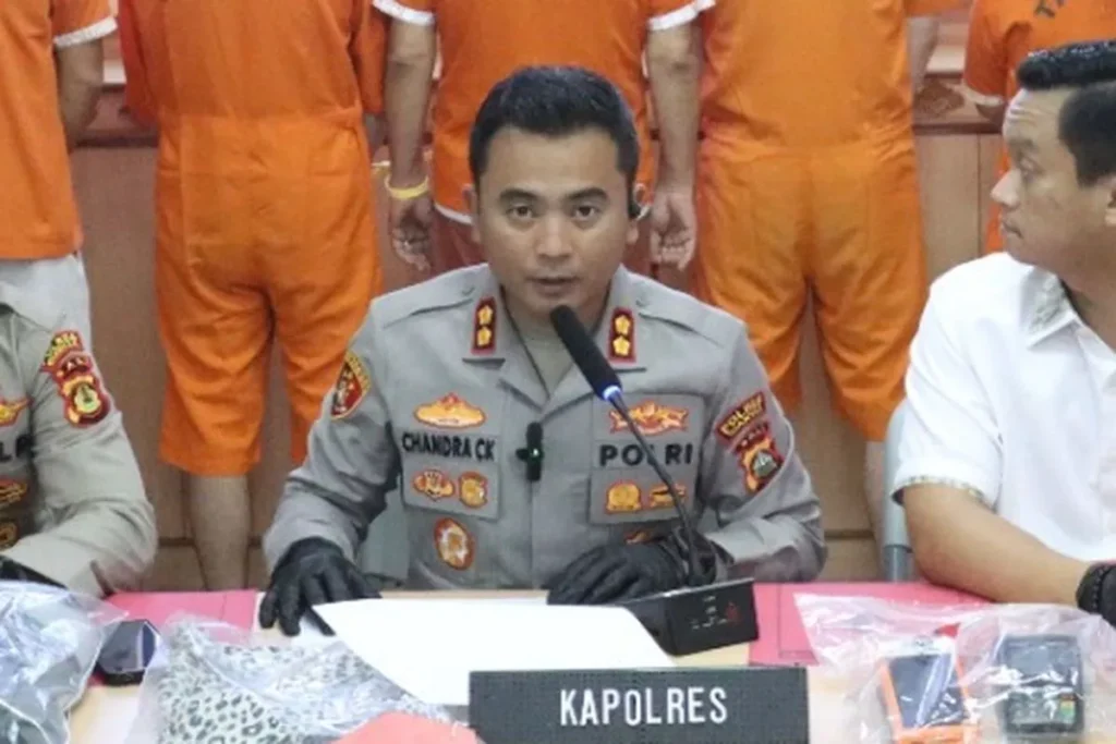 Gianyar Police Chief, AKBP Chandra C. Kesuma, led a press conference on Tuesday (December 2, 2025) to uncover the case of an international credit card theft syndicate. (Gianyar Police Public Relations Document)