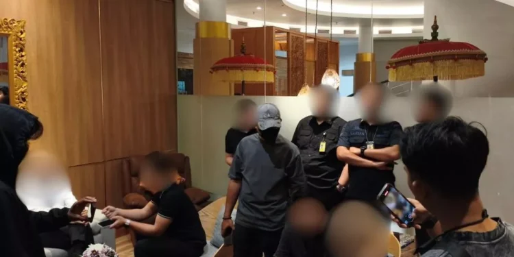 He Boarded a Private Jet in Bali Using a Fake Passport. Minutes Later, Interpol Caught Up With Him. 37 An Australian citizen wanted by Interpol was apprehended at I Gusti Ngurah Rai International Airport on Saturday (June 6, 2026). (NGURAH RAI IMMIGRATION DOCUMENTATION)