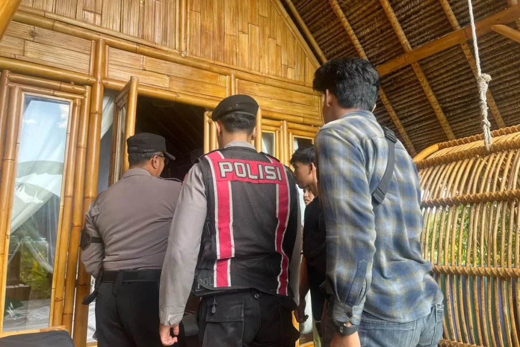 Police arrived at the scene of the incident where a tourist died at a villa in Biaung Hamlet, Ped Village, Nusa Penida District, Klungkung Regency, Bali, Tuesday (16/6/2026). (Nusa Penida Police.)