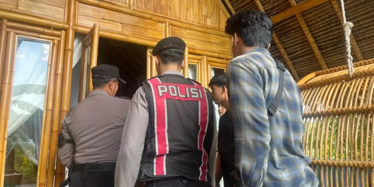 Police arrived at the scene of the incident where a tourist died at a villa in Biaung Hamlet, Ped Village, Nusa Penida District, Klungkung Regency, Bali, Tuesday (16/6/2026). (Nusa Penida Police.)