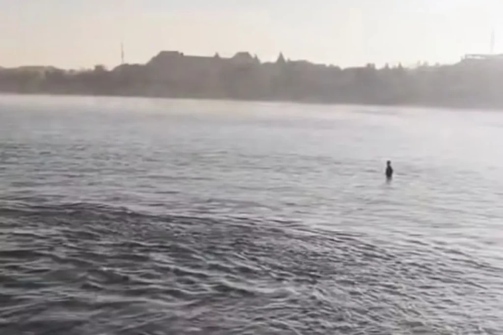A screenshot of a video showing a body floating in the waters off Kuta Beach, Badung Regency, Bali, Wednesday (June 17, 2026). (Instagram @iful_imobile9)