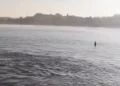A screenshot of a video showing a body floating in the waters off Kuta Beach, Badung Regency, Bali, Wednesday (June 17, 2026). (Instagram @iful_imobile9)