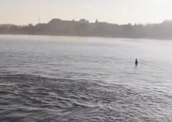 A screenshot of a video showing a body floating in the waters off Kuta Beach, Badung Regency, Bali, Wednesday (June 17, 2026). (Instagram @iful_imobile9)